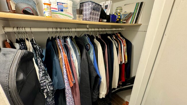 Building Photo - 1368 W Evergreen Ave