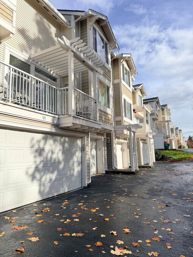 Building Photo - Beautiful Home in FABULOUS Location - Min ...