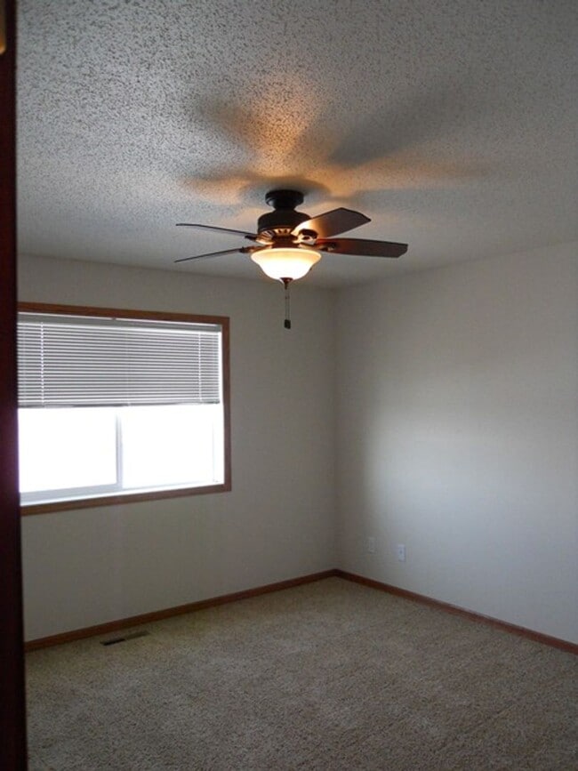 Building Photo - Westport Beach 3 Bedroom Bi-Level Twin Home