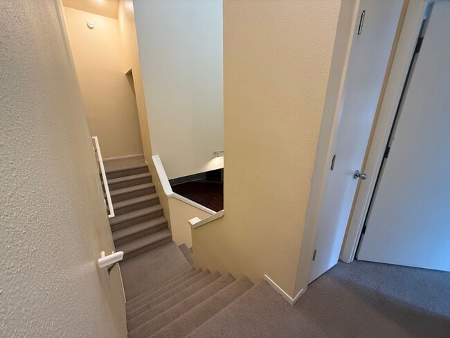 Building Photo - 2 Bed/2.5 Bath Townhome with Garage, Pool and Tennis Court