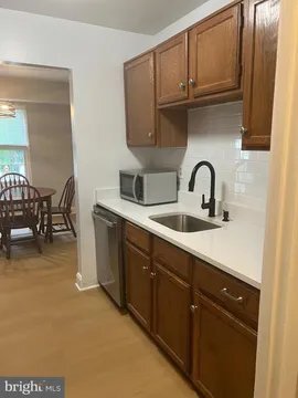 Building Photo - 3915 Lyndhurst Dr