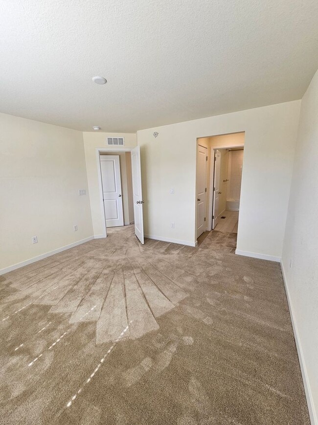 Building Photo - Like new 2Bed, 2.5 Bath with Den/Office To...
