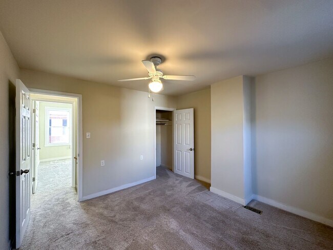 Building Photo - Bright 2 Bed 1 Bath Townhome w/ Den in But...