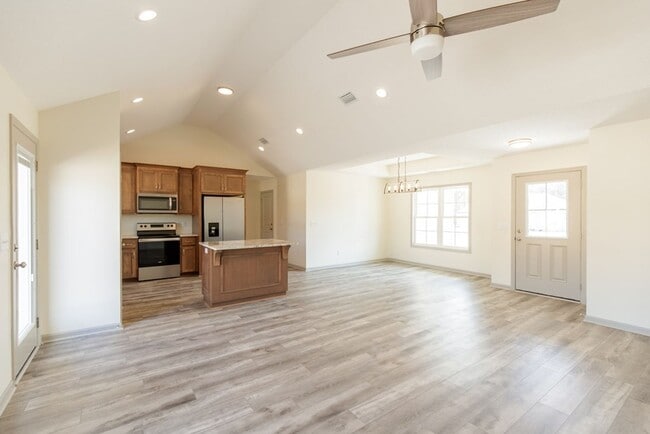 Building Photo - South Lowndes Charmer