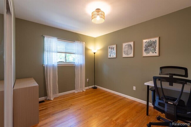 Building Photo - 2857 Sherbourne Dr