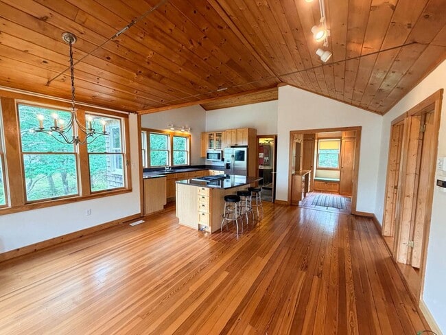 Building Photo - 121 Old Schoolhouse Rd