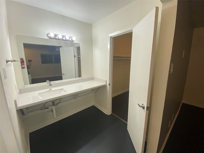 Building Photo - 219 W Alabama St