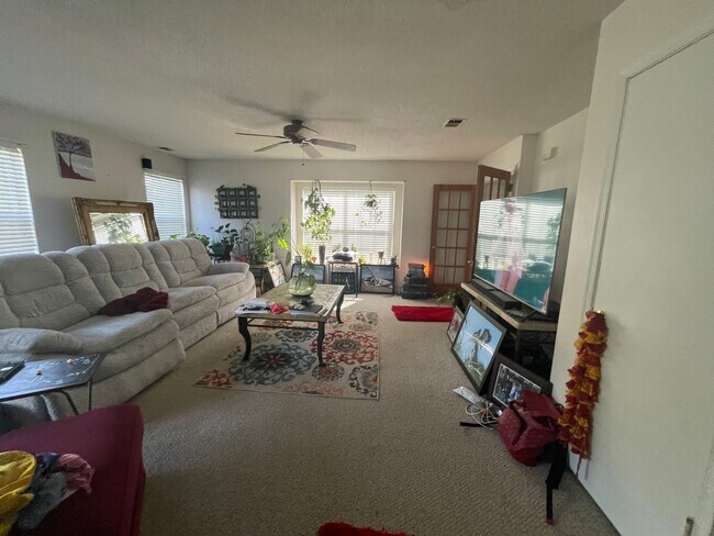 Building Photo - VERY NICE END UNIT TOWNHOME
