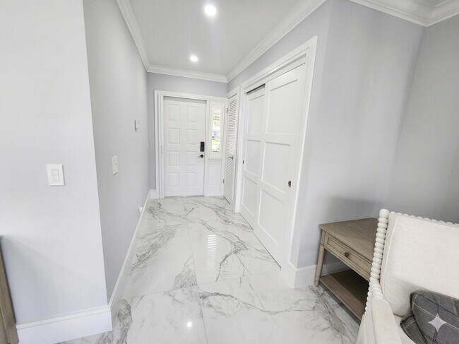 Building Photo - 75 Venetian Dr