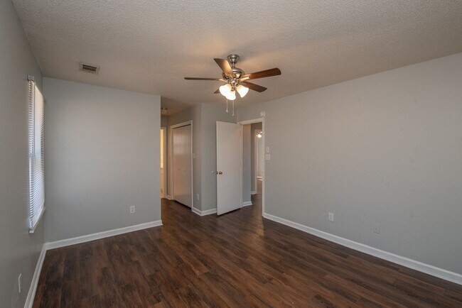 Building Photo - Charming Pepperidge Home with Fireplace & Large Backyard