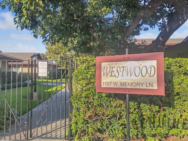 Building Photo - 1107 W Memory Ln