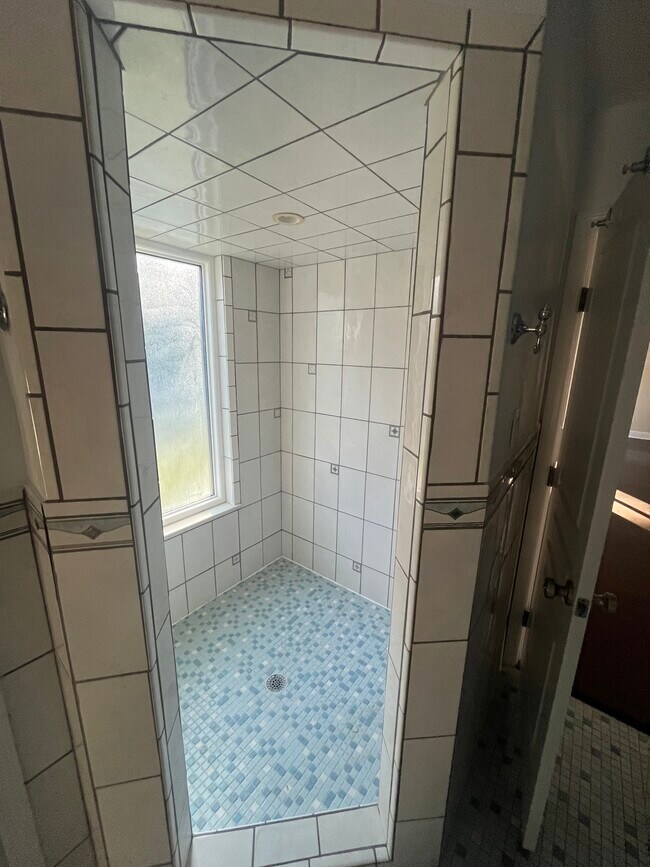 Building Photo - 114 N Tymber Creek Rd