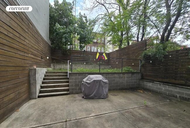 Building Photo - 394 Harman St