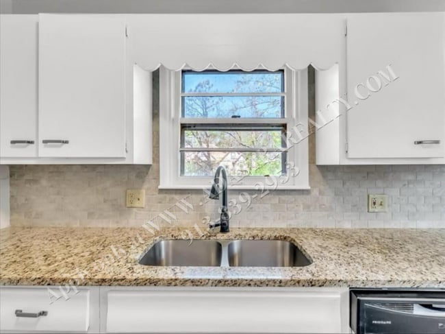 Building Photo - Updated 4 Bed 2 Bath Home in Lees Summit-C...