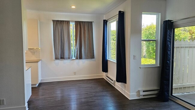 Building Photo - 245 Lakeshore Ct