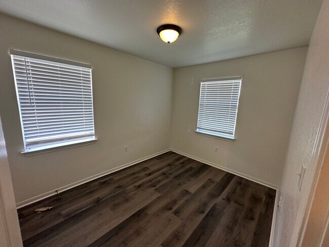 Building Photo - 204 W Avenue F