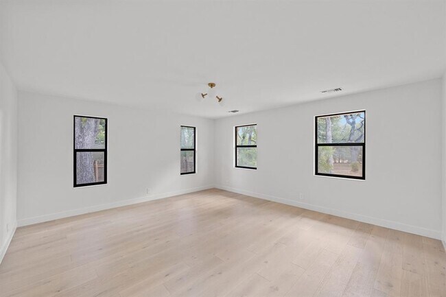 Building Photo - 302 Westlake Dr