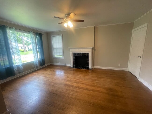 Building Photo - Broadmoor Gem! Move In Ready So Hurry!