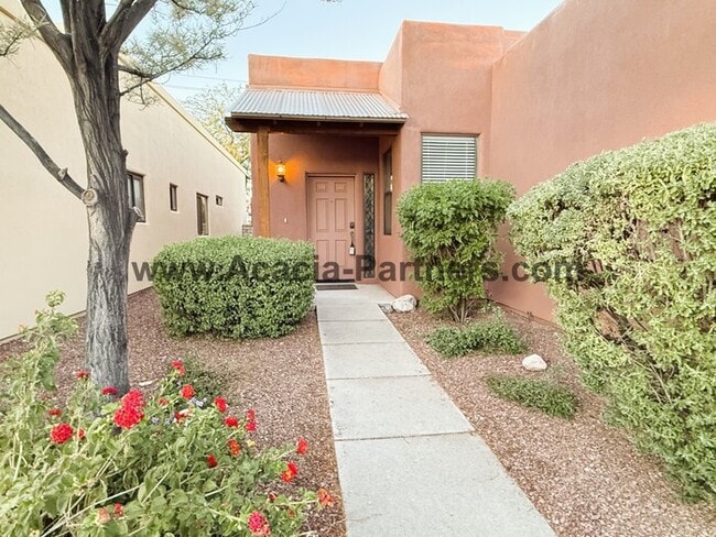 Building Photo - Three bedroom home in Barrio Central