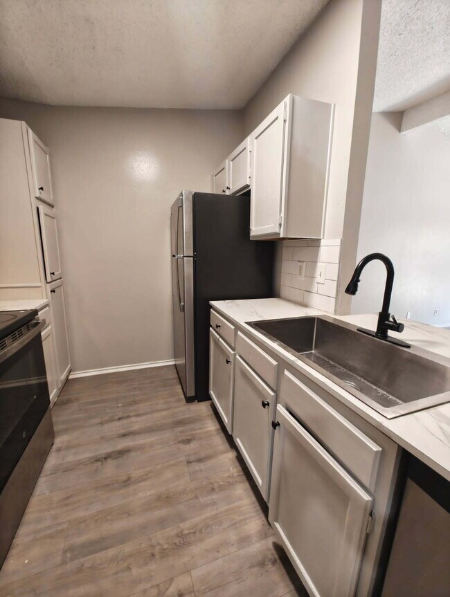 Building Photo - 5512 Lochmoor-
