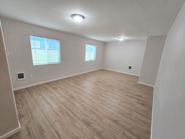 Building Photo - St. John's Townhome - 5 Bedroom, 2 bath Duplex Unit