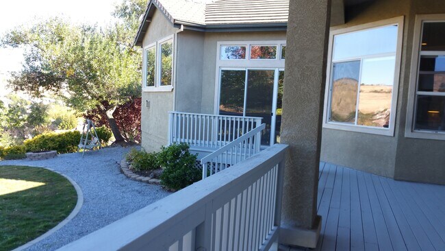 Building Photo - RARE ONE STORY EXECUTIVE HOME IN GATED COM...