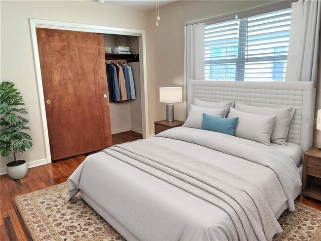 Building Photo - 310 E Poinsettia St