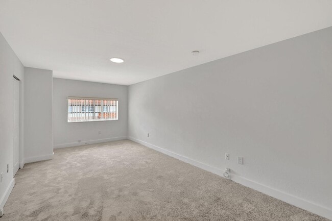 Building Photo - 3055 Riverside Dr