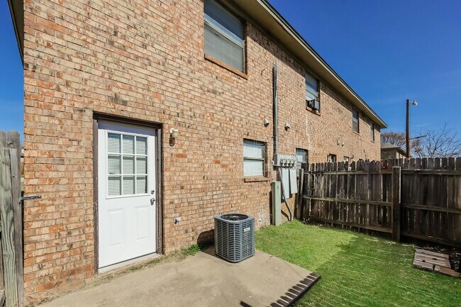 Building Photo - 5931 Shadydell Dr