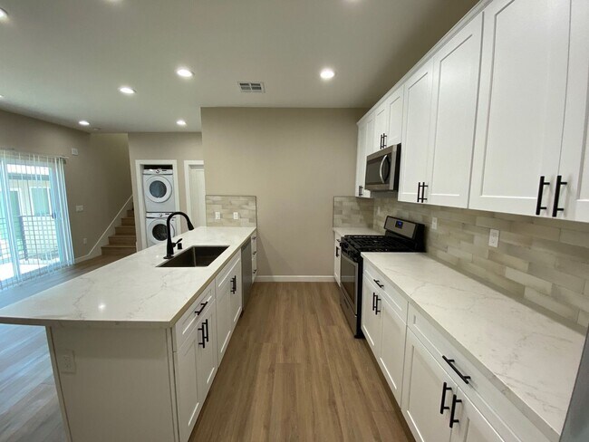 Building Photo - 5320-5320 E Falls View Dr