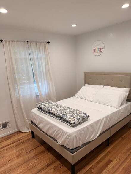 Building Photo - 797 Waksman Pl