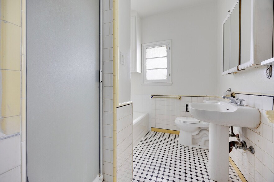 Building Photo - 135 S Reeves Dr