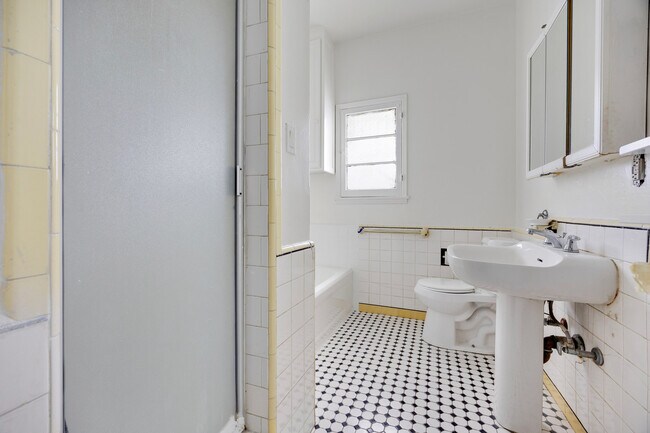 Building Photo - 135 S Reeves Dr