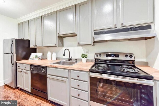 Building Photo - 106 7th St SE