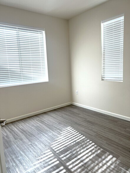 Building Photo - 725 Lockwood Ln S