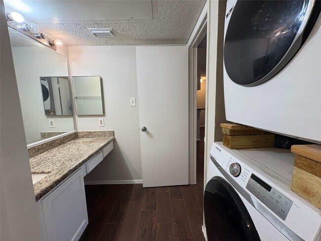 Building Photo - 10555 Turtlewood Ct