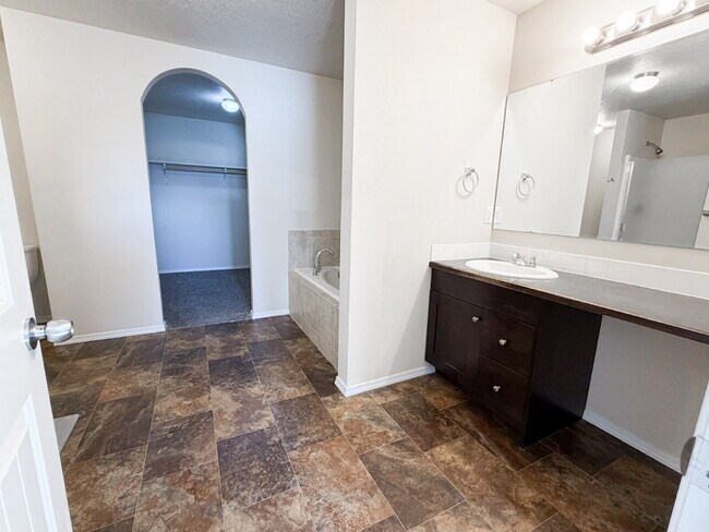 Building Photo - 4 Bed / 2 Bath Home for Rent in Caldwell – 1,886 Sq Ft