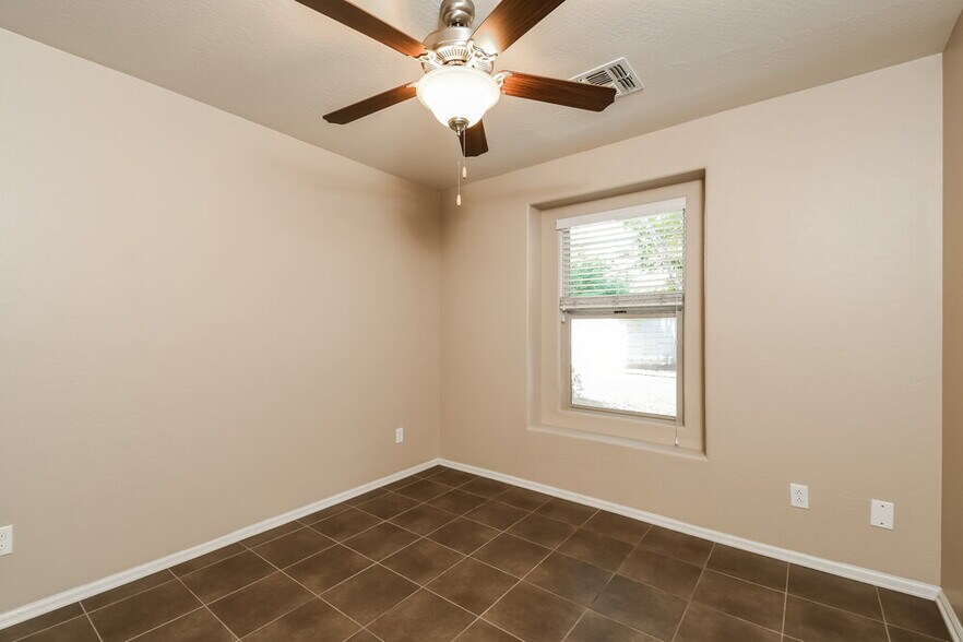 Building Photo - 923 S Pheasant Dr