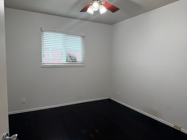 Building Photo - Adorable 3 bedroom 1.5 bath home garden setting