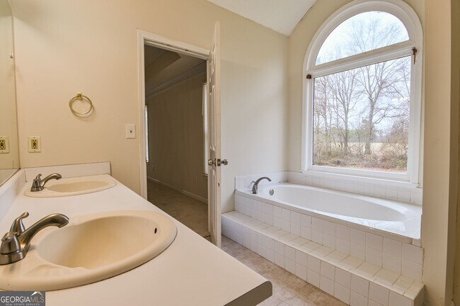 Building Photo - 105 N Oakland Cir