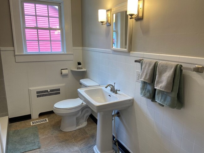 Building Photo - 2 Bedroom, 1 Bathroom House in Burlington!