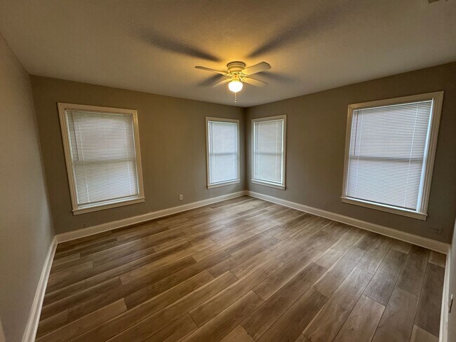 Building Photo - Central Waco Home