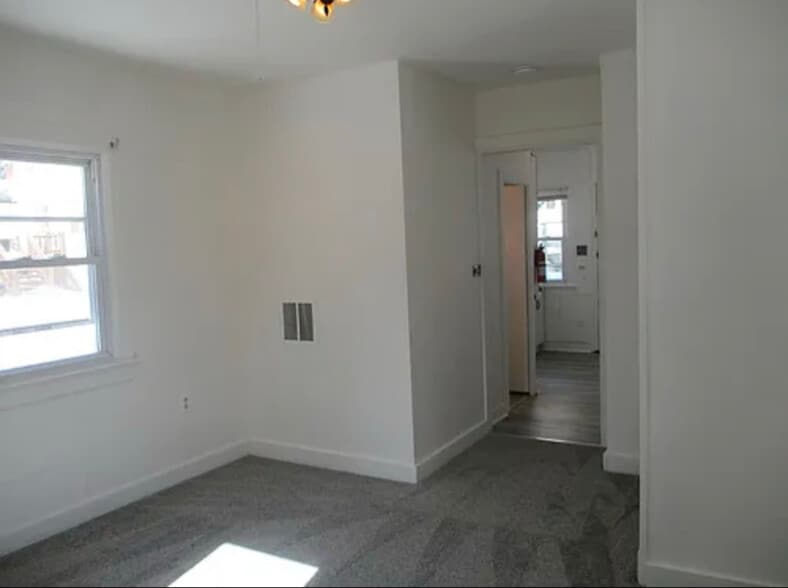 Building Photo - 119 Main St