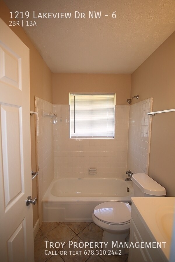 Building Photo - 1219 Lakeview Dr NW
