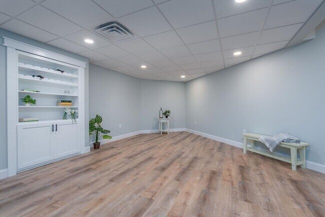Building Photo - 310 Berry Pond Rd
