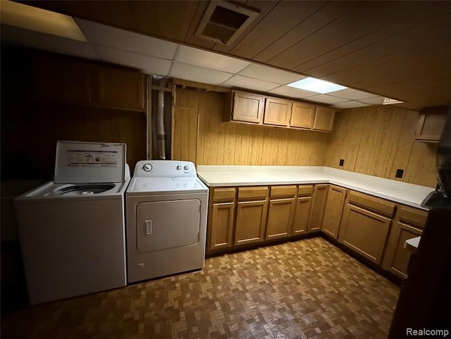 Building Photo - 15894 Cambridge Dr