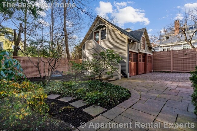 Building Photo - 32 Healey St