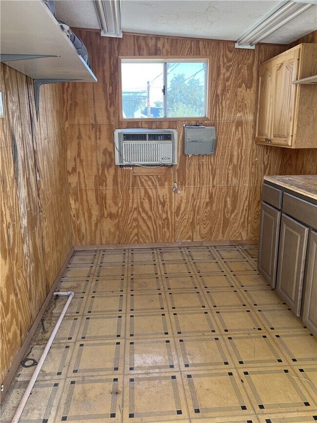 Building Photo - 2040 Swan Cove N