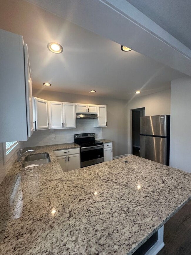 Building Photo - 4 Bedroom 2 Bath Home Ready For Move In to...