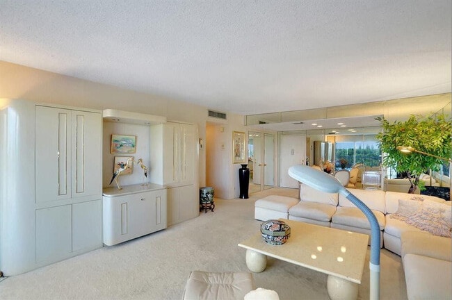 Building Photo - 2600 N Flagler Dr